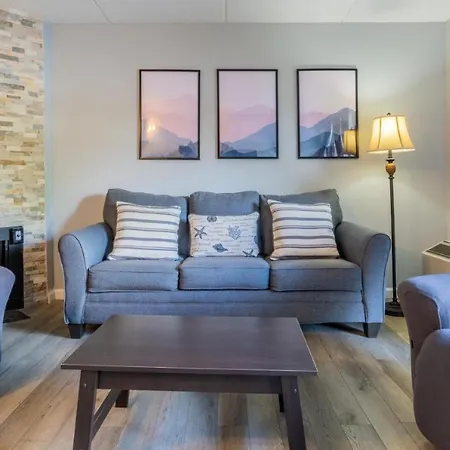 Family Bear Condos, Full King Suite, Kitchen, Pool Access Unit 103